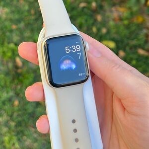 Apple Watch SE (GPS + Cellular) (2nd Generation)